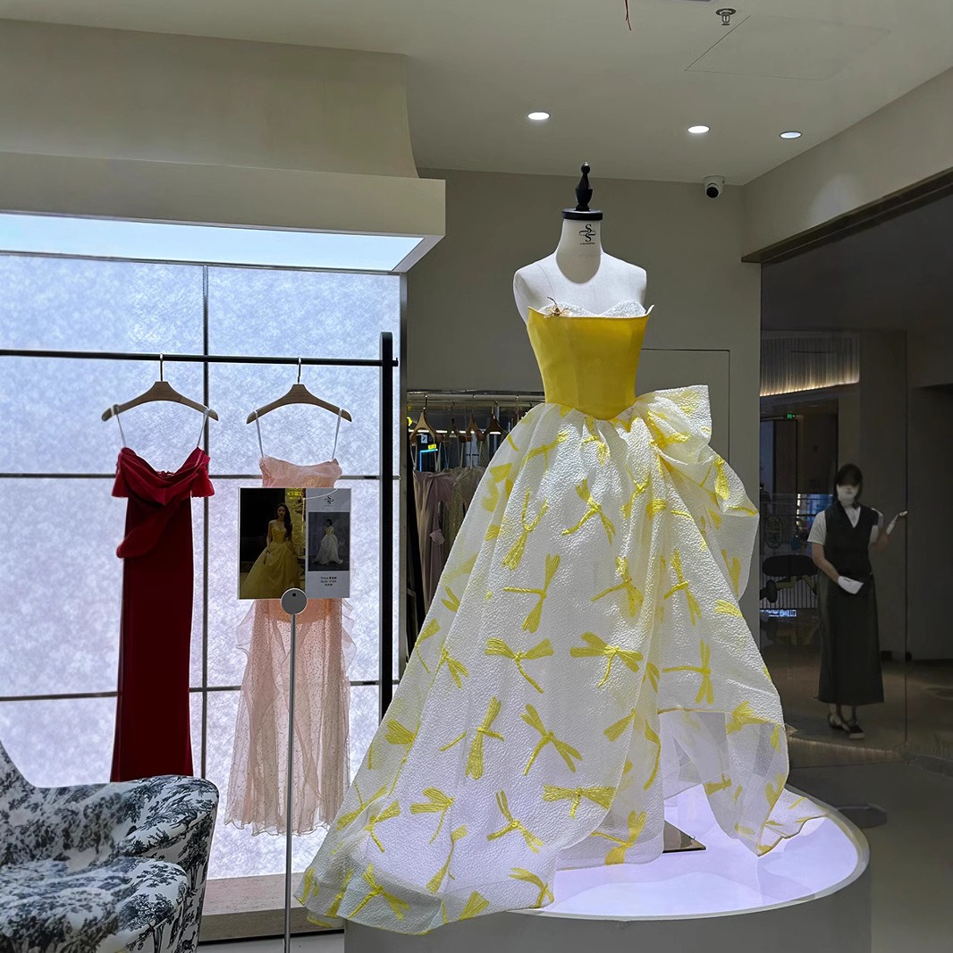 Elegante Abito Giallo in Raso  - Embroidery Yellow Dress recensione e prezzo